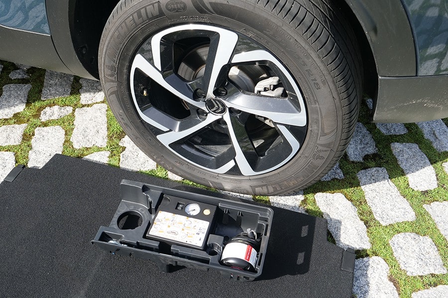 Si tu coche no lleva rueda de repuesto, esta es la manera de usar el kit  reparapinchazos