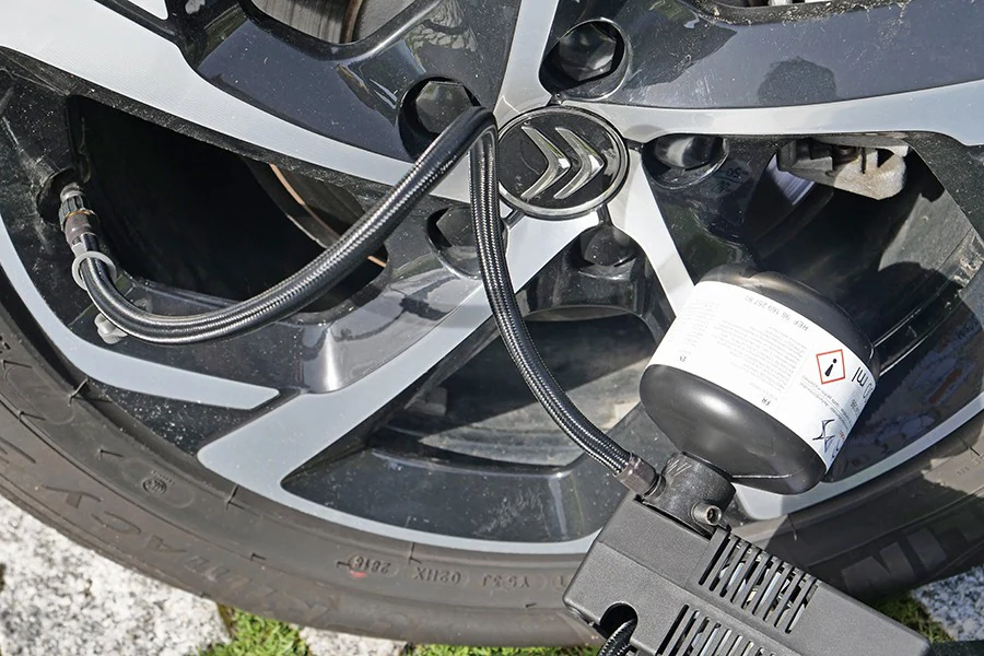 Si tu coche no lleva rueda de repuesto, esta es la manera de usar el kit  reparapinchazos
