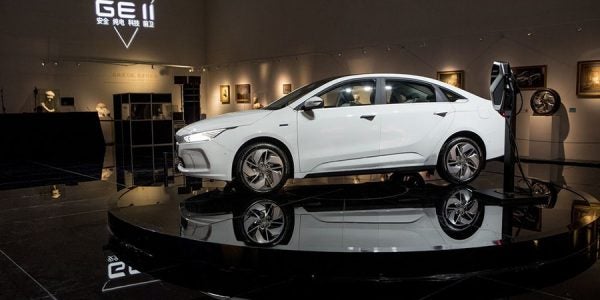 Geely Geometry A contra Tesla Model 3 (1)