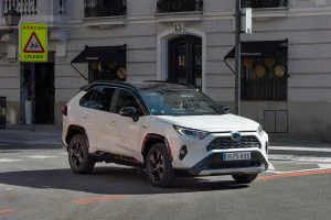 Imágenes dinámicas de otro Toyota RAV4 2019 en Madrid Central. TOYOTA ESPAÑA.