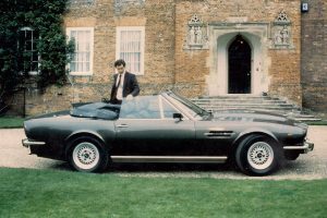 James Bond con un Aston Martin V8 Vantage en la película «The living daylights» de 1987.