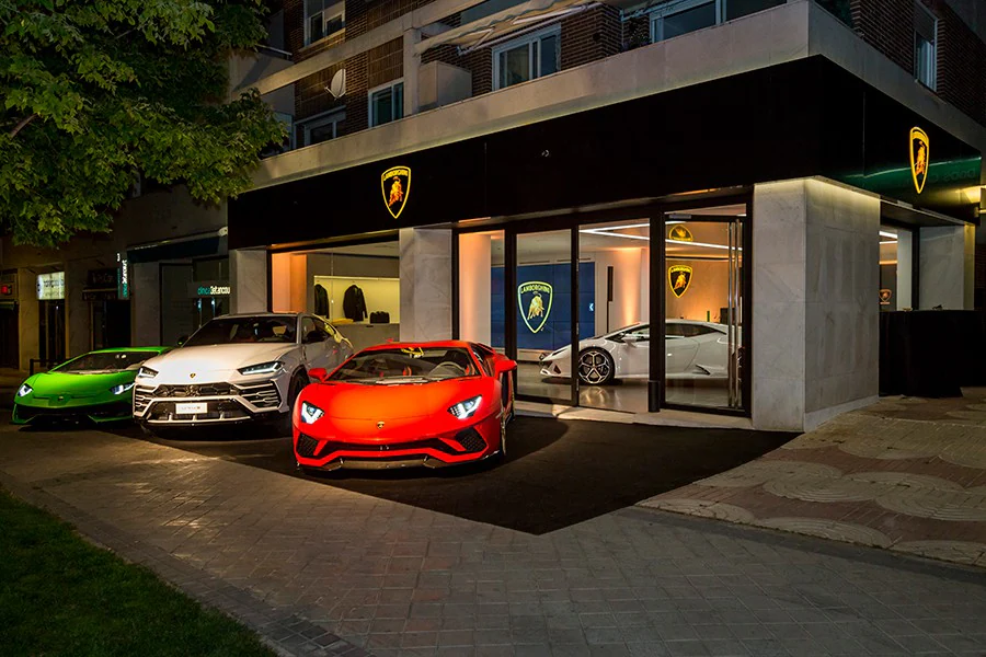 El Huracán Evo en el nuevo concesionario de Lamborghini en Madrid |  Autocasión