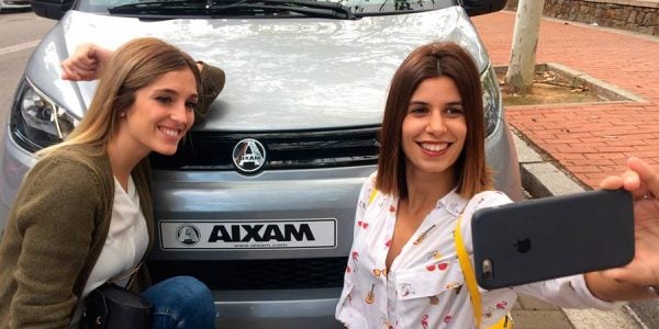 Los microcoches ganan popularidad entre el público más joven.