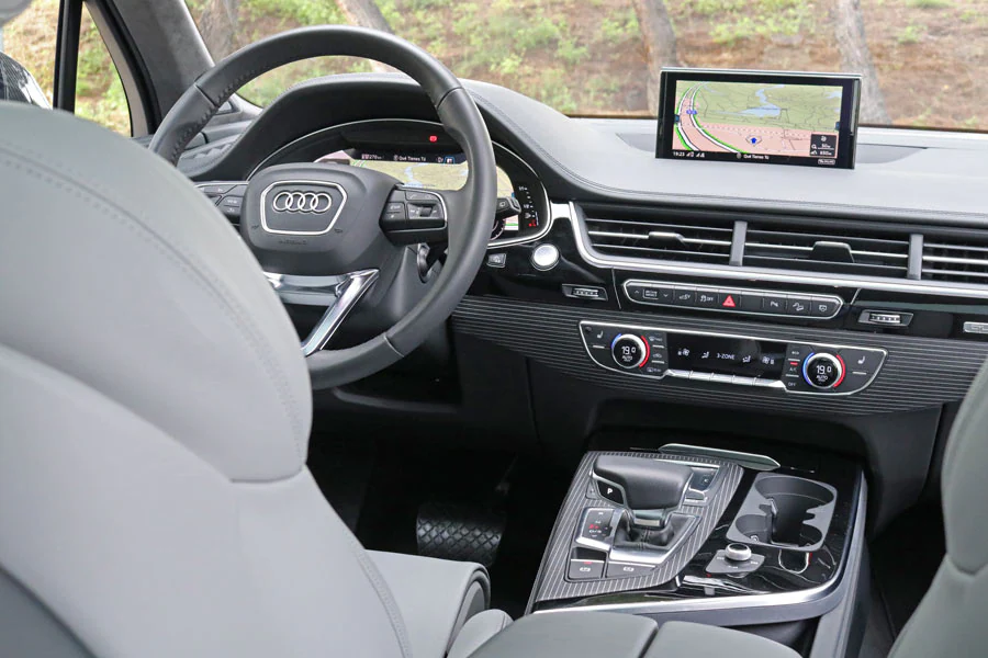 Interior del Audi Q7 e-tron.