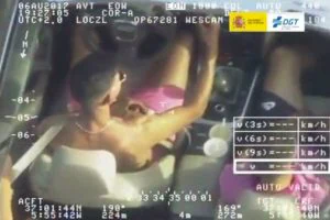 Un conductor fue «cazado» por el helicóptero de la DGT tomándose una <em>selfie</em> mientras circulaba a 150 km/h.
