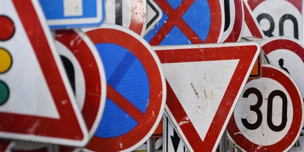 Señales de tráfico raras