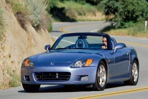 De estética inofensiva, el Honda S2000 es uno de los coches de comportamiento deportivo más radical.