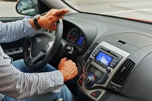La radio de coche nueva no se enciende – ¿Qué hacer?