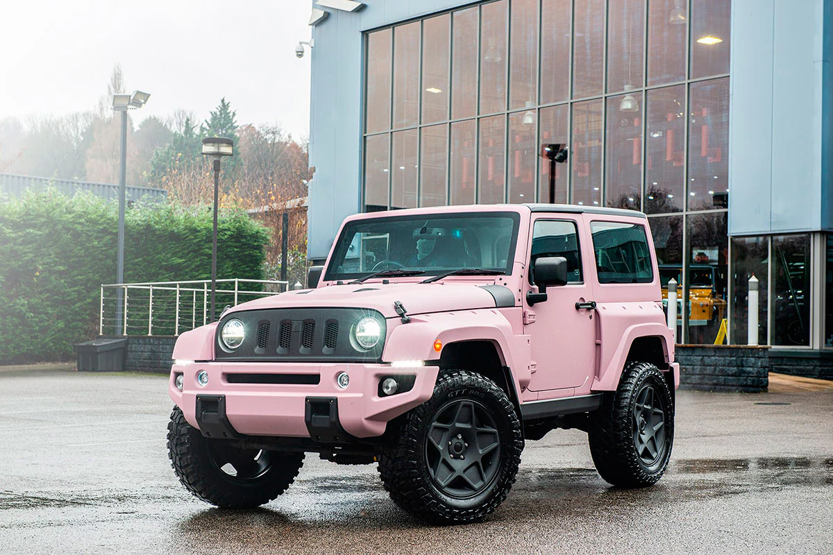 Jeep Wrangler de Kahn Automobiles rosa por fuera, rudo por dentro
