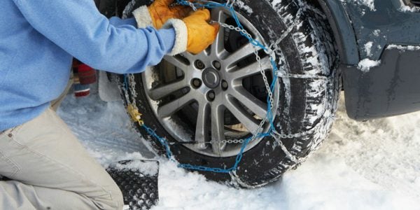 Más de la mitad de los españoles no saben poner cadenas: te enseñamos cómo hacerlo