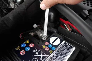 Cómo desconectar la batería del coche de forma segura