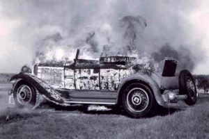 Víctima del vandalismo y para evitar accidentes, el coche gigante fue reducido a cenizas por personal de Studebaker.
