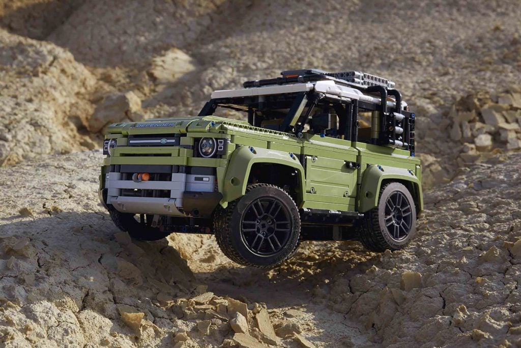 Vive la aventura en casa con el Land Rover Defender de Lego | Autocasión