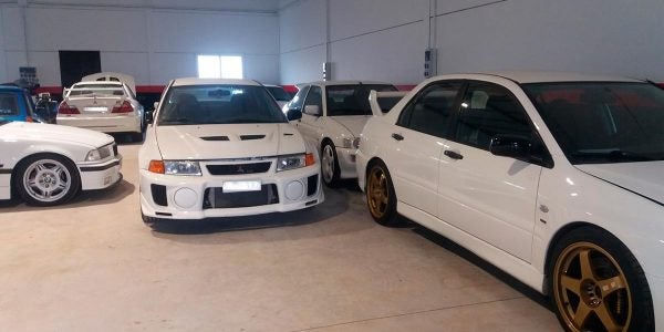Coches encontrados en un caserío