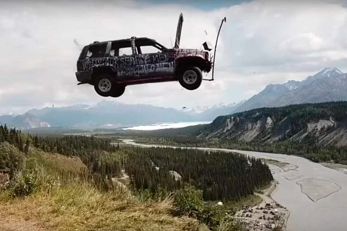 Así celebran el 4 de julio en Alaska ¡tirando coches por un acantilado