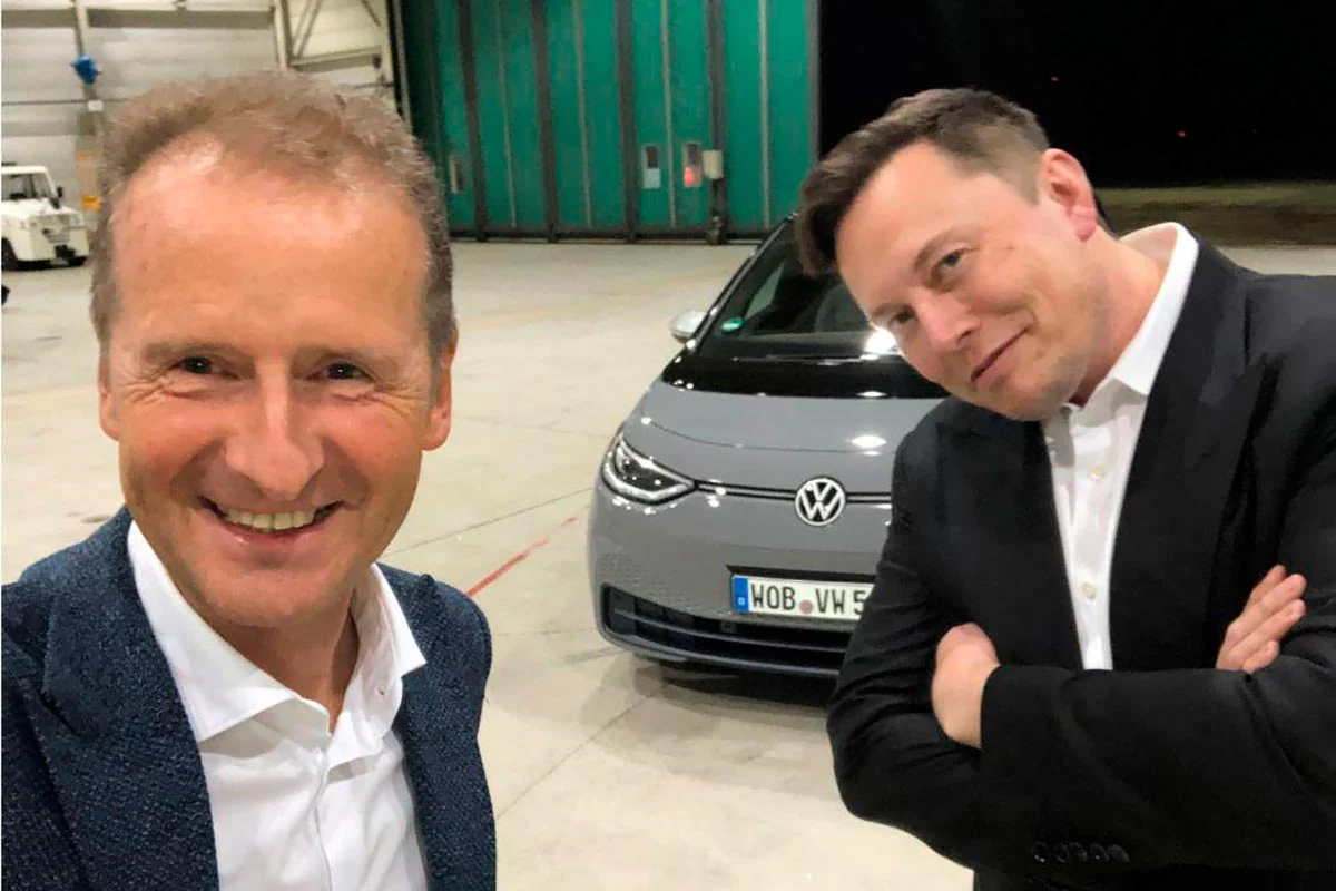 Elon Musk, a la izquierda, junto al CEO de VW, Herbert Diess