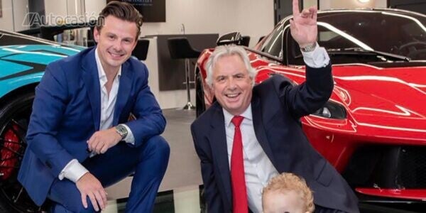 Tom Harley, a la derecha, con su familia