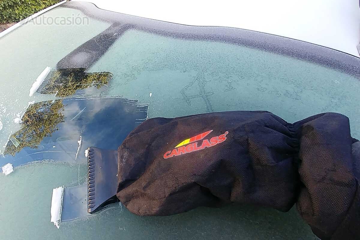 Consejos para quitar el hielo del parabrisas del coche y qué