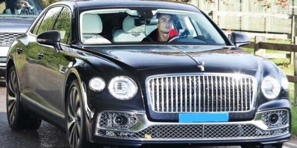 Cristiano Ronaldo en su nuevo Bentley Flying Spur
