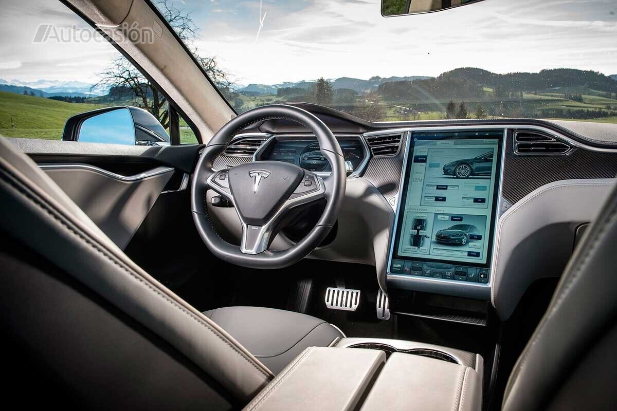 Il programmatore di Doom si offre di aiutare Tesla nella sua vecchia auto