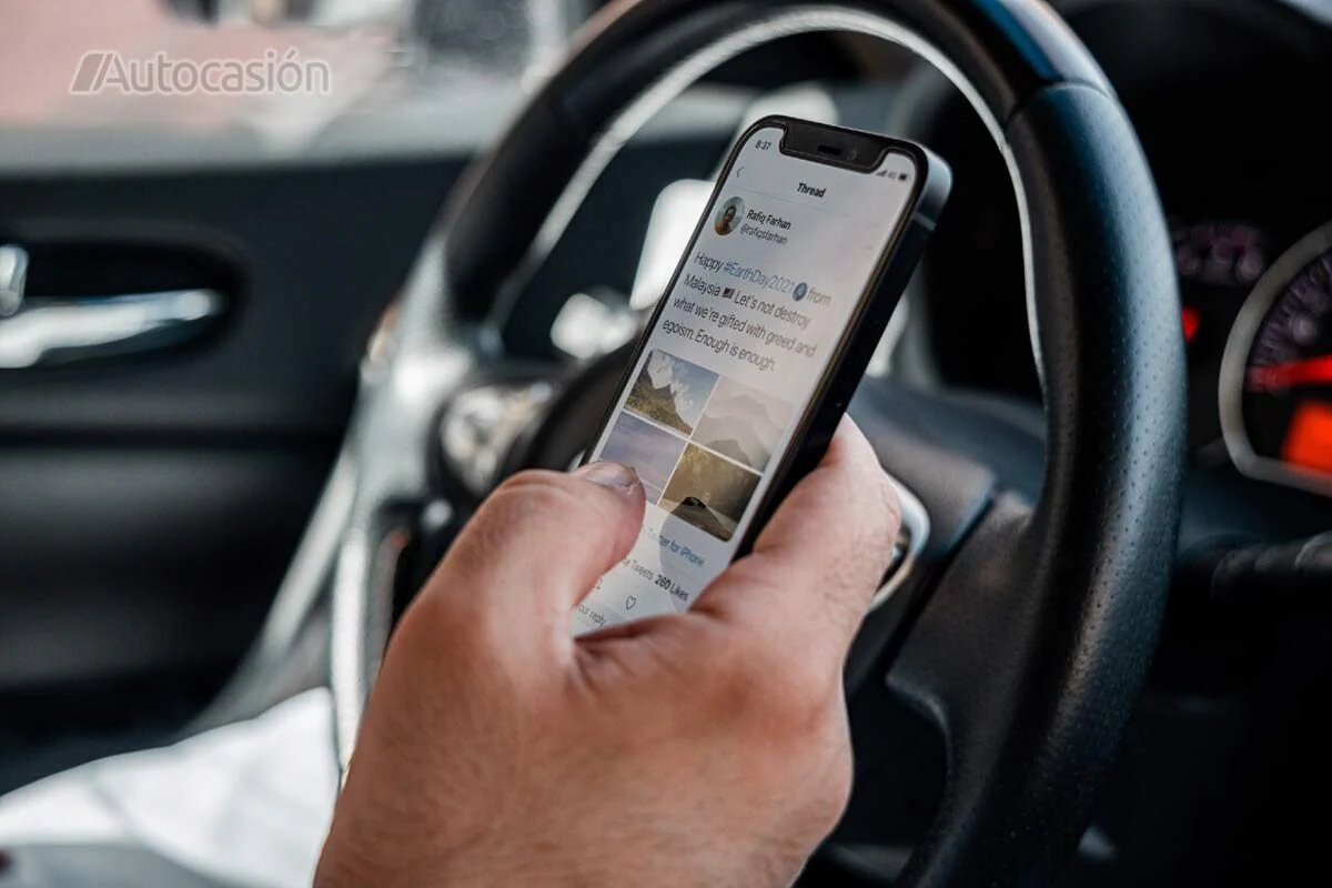 Mantén tus manos alejadas del móvil mientras conduces con estos soportes  magnéticos de precio económico