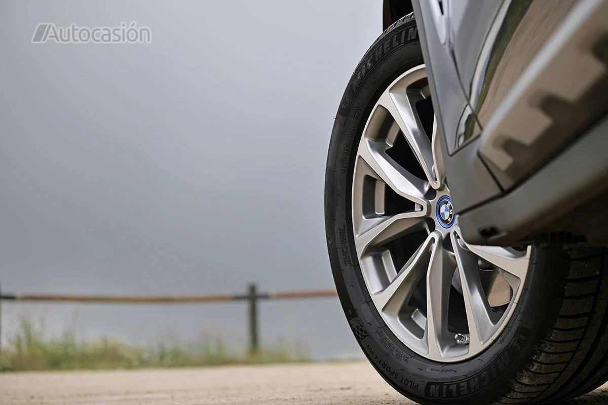 Aunque las llantas son enormes, los neumáticos tienen bastante perfil que mejora el confort y suaviza las reacciones.