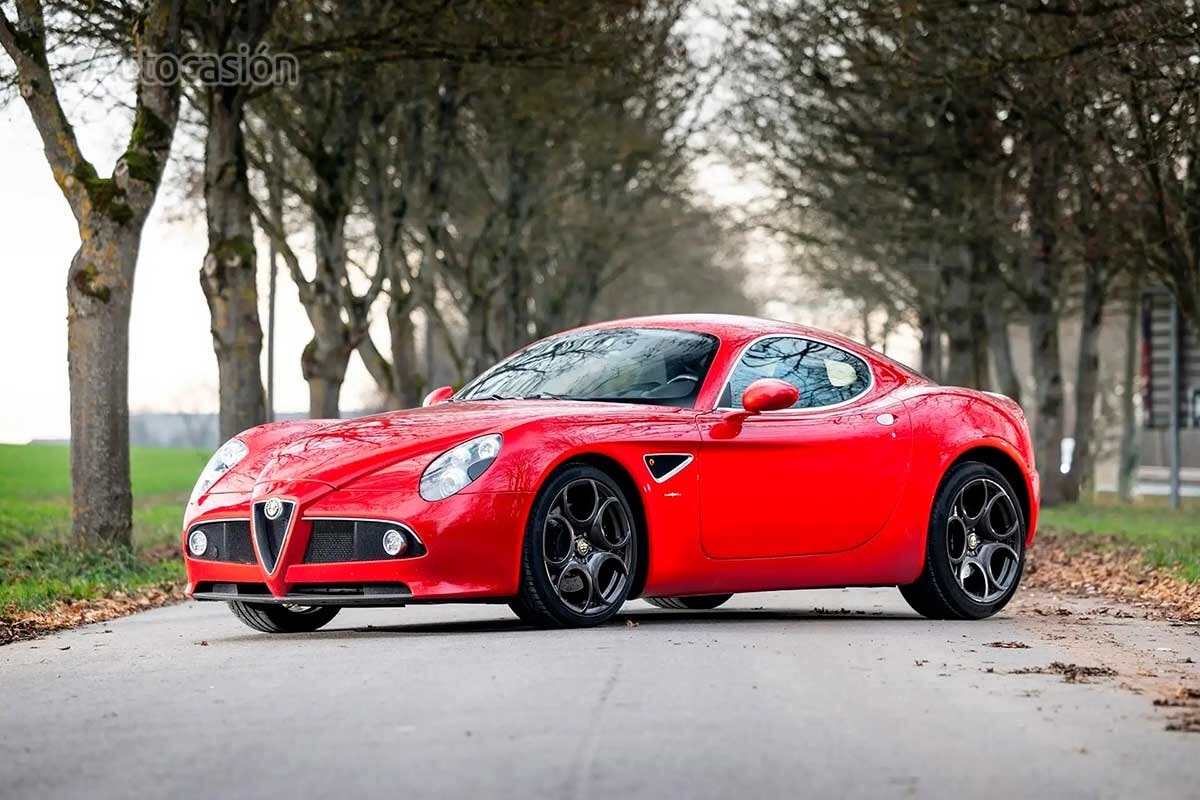 A subasta un precioso Alfa 8C Competizione de color único y con menos de   km | Autocasión