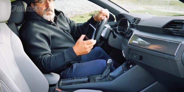 Dónde llevar el móvil en el coche: ¿seguro que lo colocas bien?