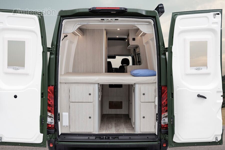 La Iveco Daily se convierte en furgoneta camper con cocina, baño, salón y  dormitorio hasta para cuatro