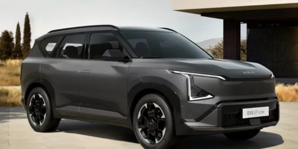 El nuevo EV5 combina un diseño robusto con líneas cuadradas y detalles modernos.