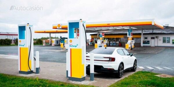 Punto de recarga en gasolinera en Alemania