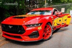 Rayo McQueen cobra vida a traves de este Ford Mustang GT 2024 Autocasion