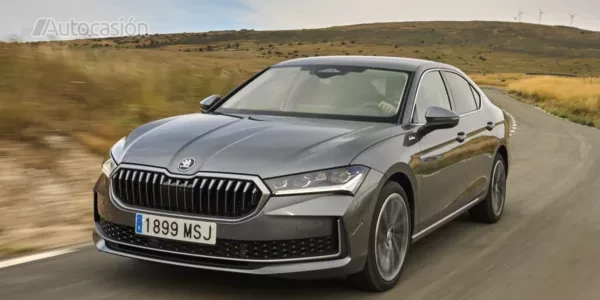 Primera prueba del Skoda Superb 2024: abanderado de lujo