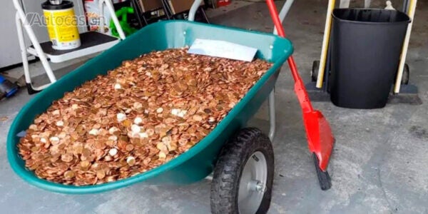 Recibe su último sueldo en monedas recubiertas de aceite de motor y el karma le favorece