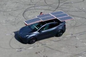 Este Tesla Model Y estrena paneles solares que le permiten decir casi adiós a la recarga
