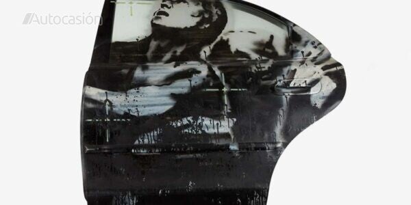 Puerta de un Mazda Protege pintada por Banksy