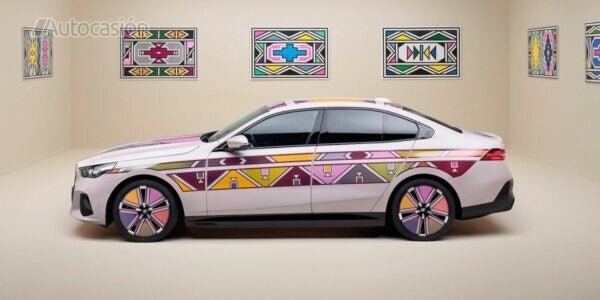 El último Art Car de BMW es un i5 que cambia de color