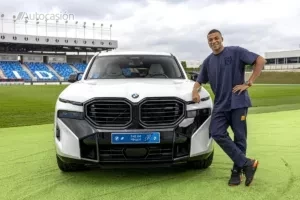 Mbappé luce frente a su coche aunque no tiene carné de conducir.