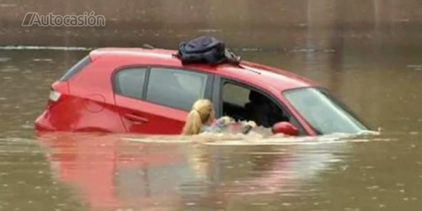 Cómo salir de un coche sumergido en una inundación