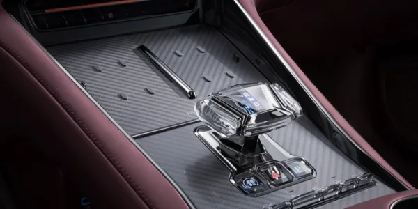 ¿James Bond cambia Aston Martin por una marca china?