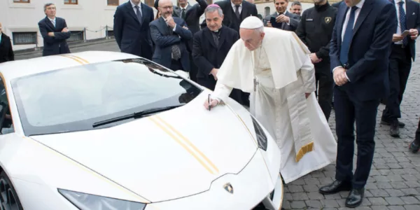Historia de los Papamóviles: de un Seat Panda para entrar al Berbabéu hasta un Clase G eléctrico