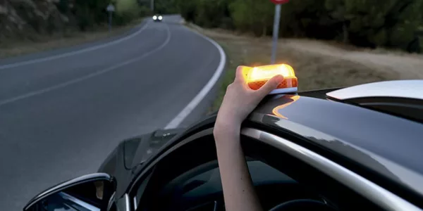 La baliza V16: el «invento» exclusivo de España que tiene en vilo a los conductores y a la DGT