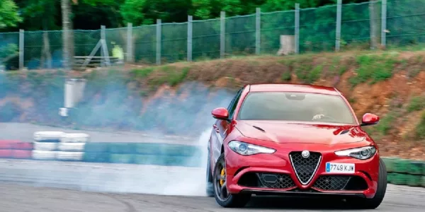 Cambio de tendencia: los conductores dan la espalda al coche eléctrico y vuelven a la gasolina