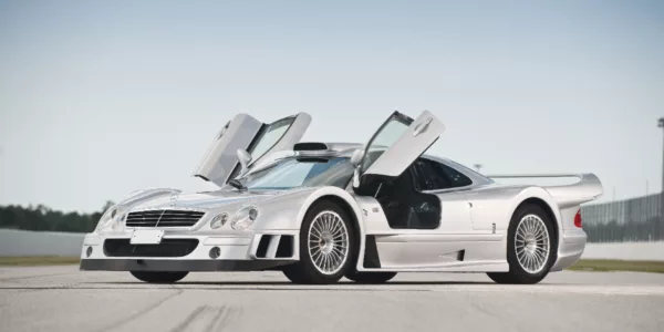 Vista delantera 3/4 del Mercedes CLK GTR.