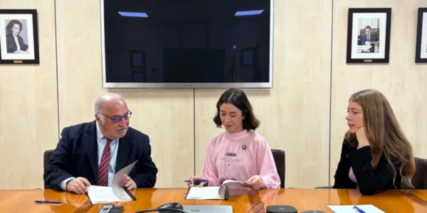 Pere Navarro, director de la DGT, firma un convenio con la empresa TRIBBU para el uso del coche compartido