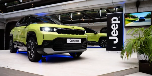 Vista frontal lateral derecha del Jeep Compass