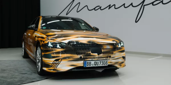 Mercedes Clase S (2026) previo a la presentación, vista frontal, pintado de dorado