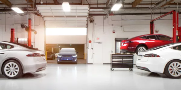 Un taller de Tesla con varios Tesla Model S
