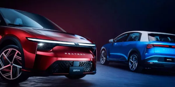 Vista frontal derecha 3/4 y trasera izquierda 3/4 del Foxtron Bria (2026)