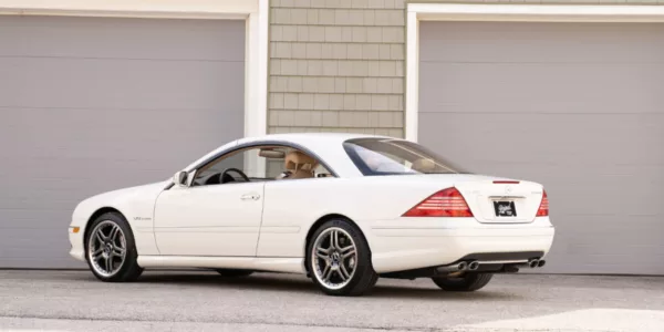 Vista trasera lateral izquierda de un Mercedes-Benz CL65 AMG (2004)